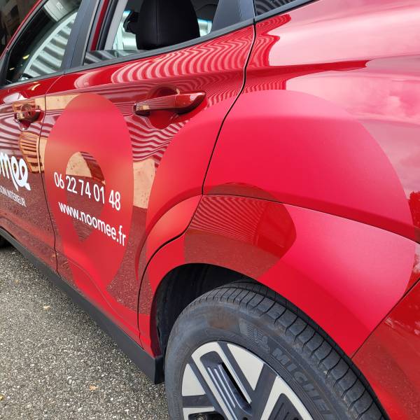 Déformation des adhésifs pour épouser les courbes du véhicule